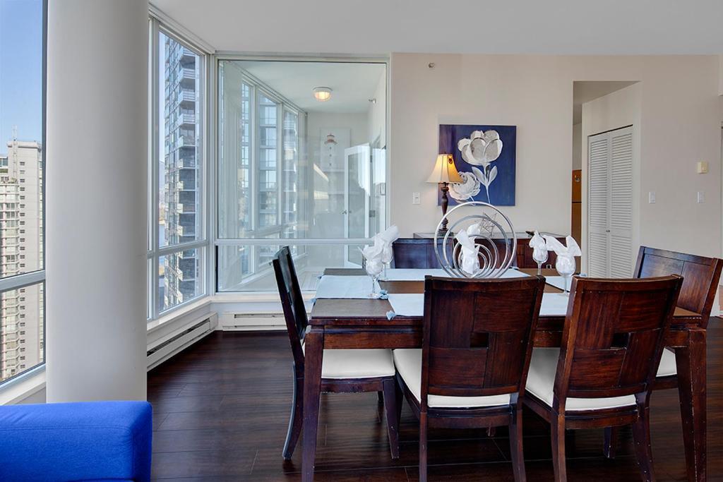 Gorgeous Harbour Haven - Stylish 3 Bedroom Retreat - The Best Location Downtown! Apartment