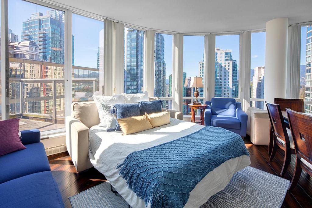 Gorgeous Harbour Haven - Stylish 3 Bedroom Retreat - The Best Location Downtown!