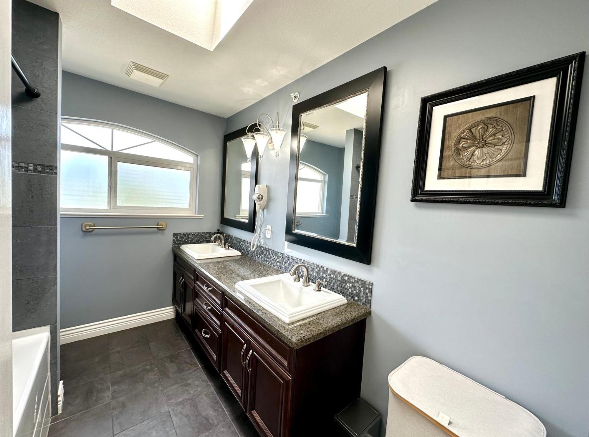 Villa Spacious 5br 3ba Guest - 10 Min To Dt - Pet Friendly, Free Parking