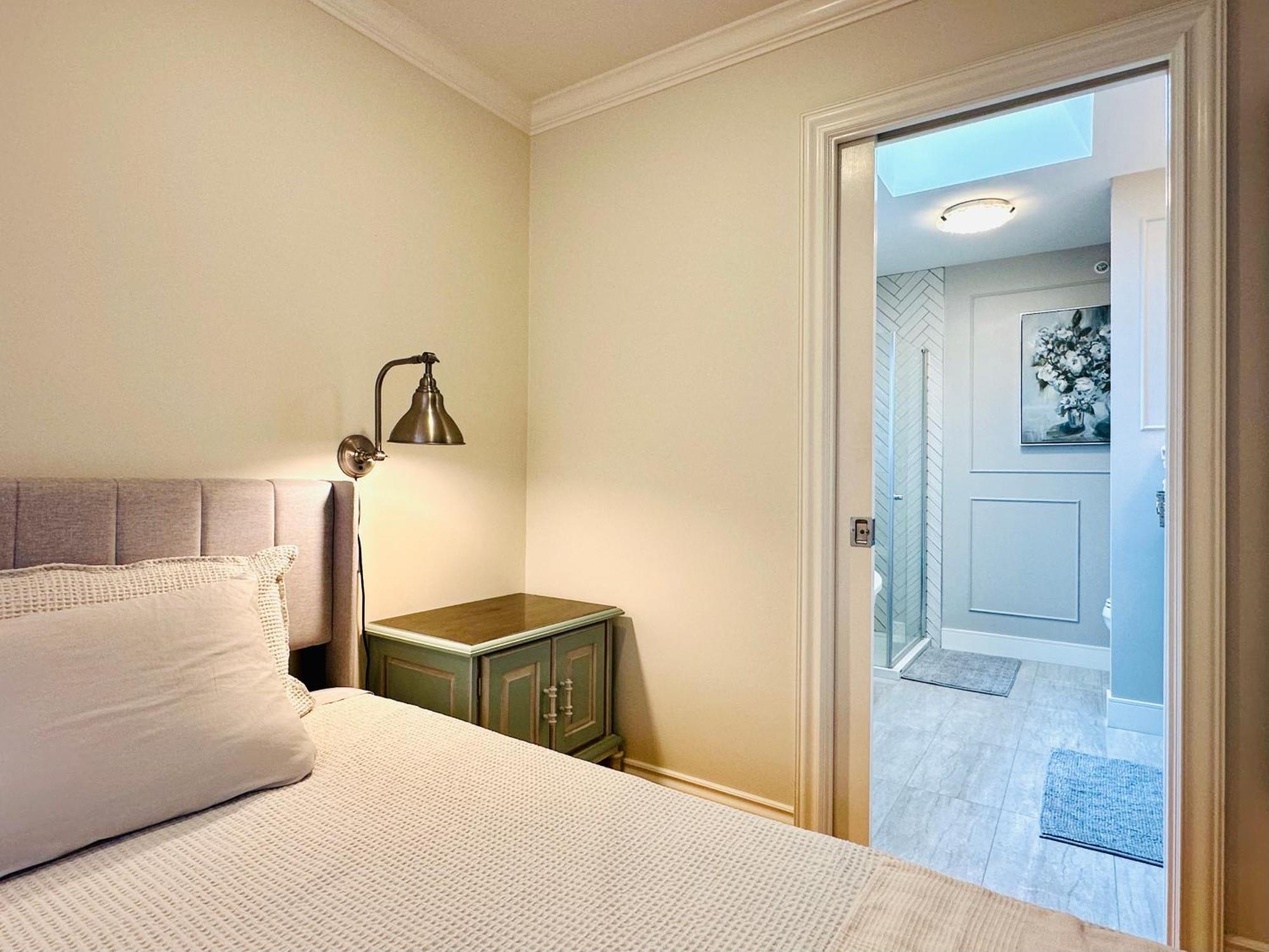 Villa Spacious 5br 3ba Guest - 10 Min To Dt - Pet Friendly, Free Parking *