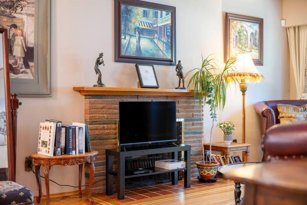 Romantic Getaway Near The Heart Of Vancouver *