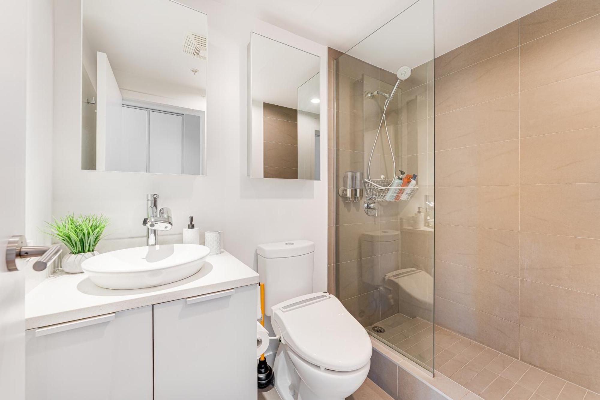 Stunning 2 Bdr With Million-dollar Ocean And Mountain Views Vancouver