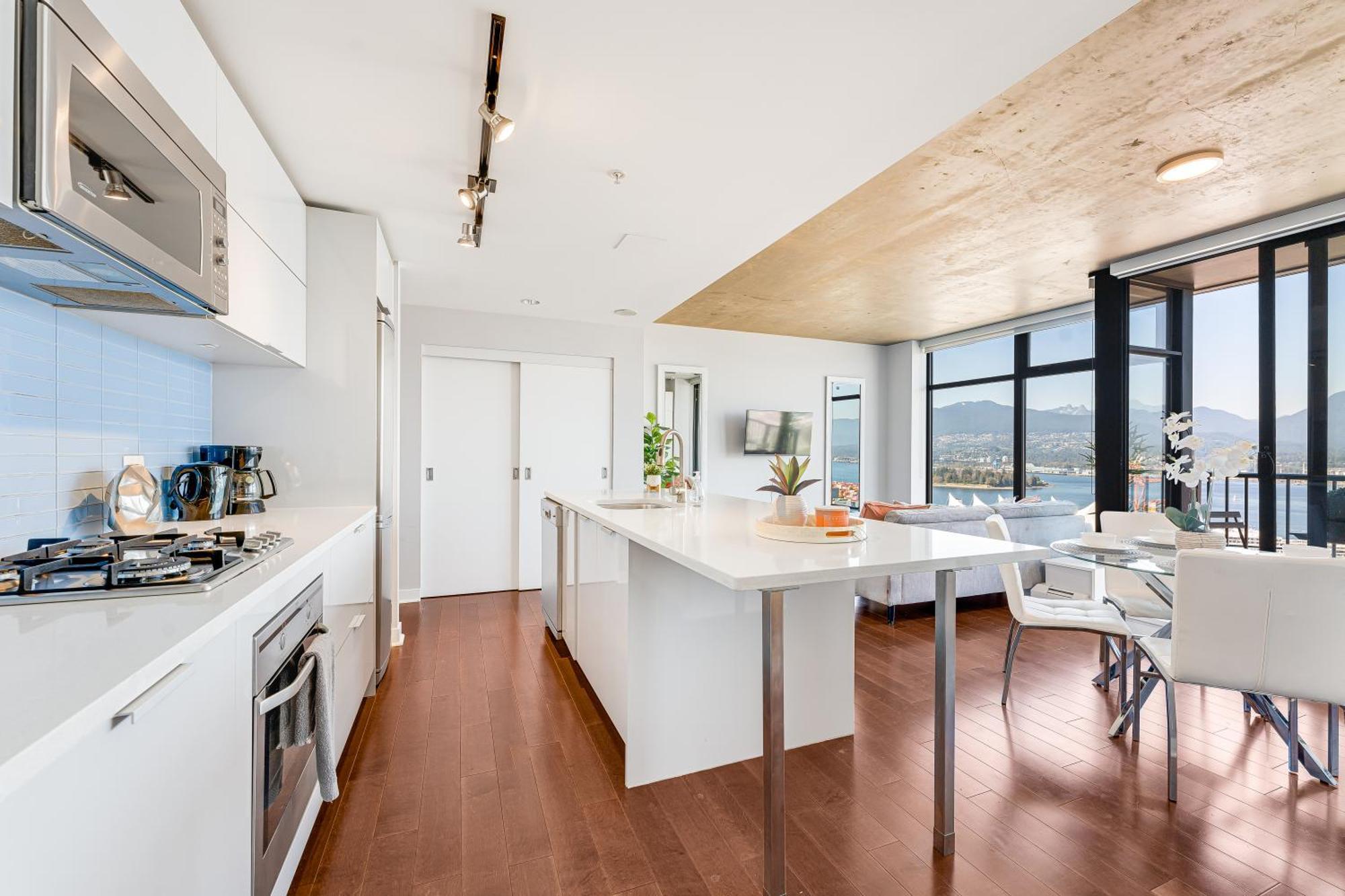 Stunning 2 Bdr With Million-dollar Ocean And Mountain Views *