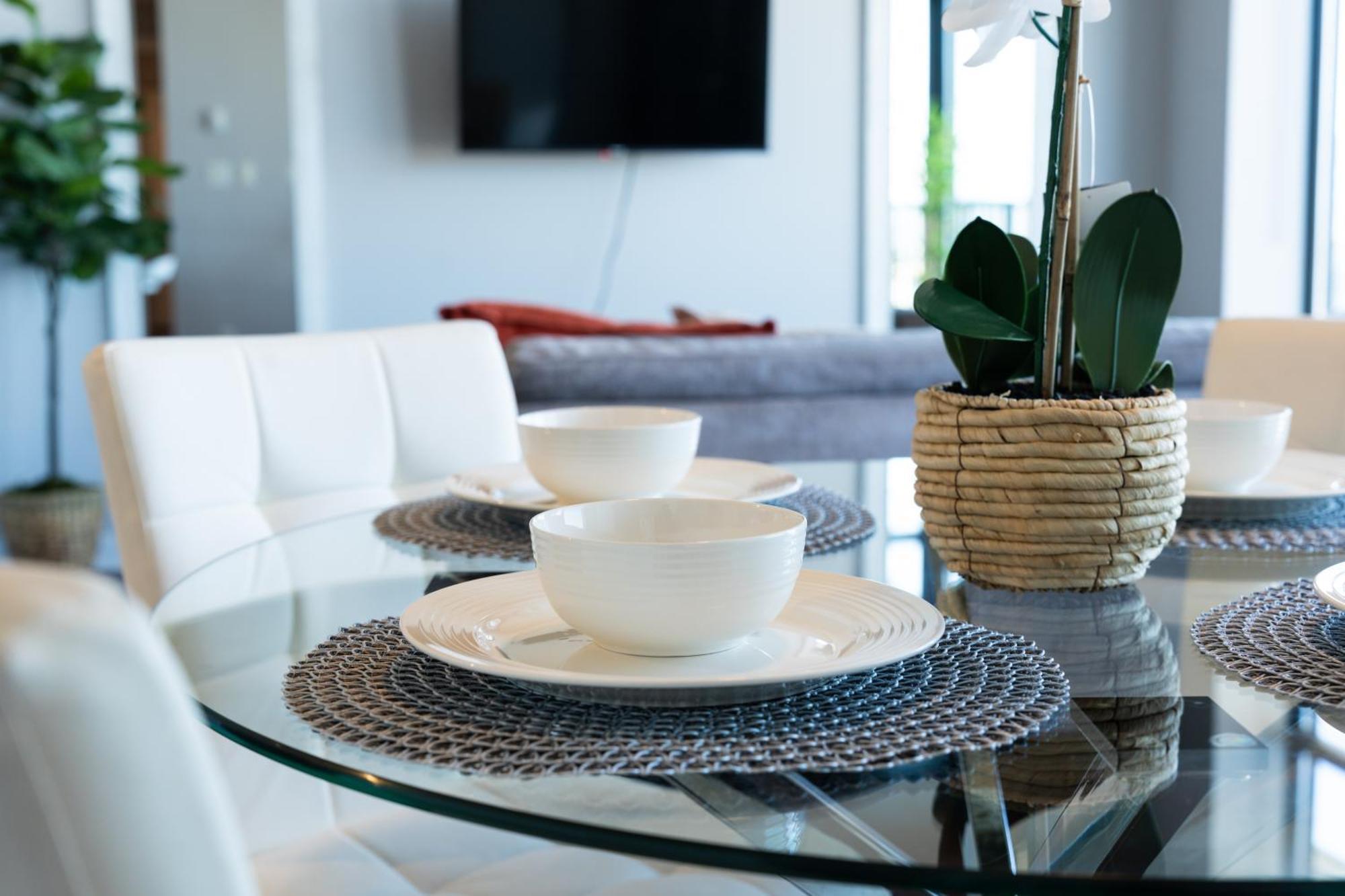 Apartment Stunning 2 Bdr With Million-dollar Ocean And Mountain Views Vancouver