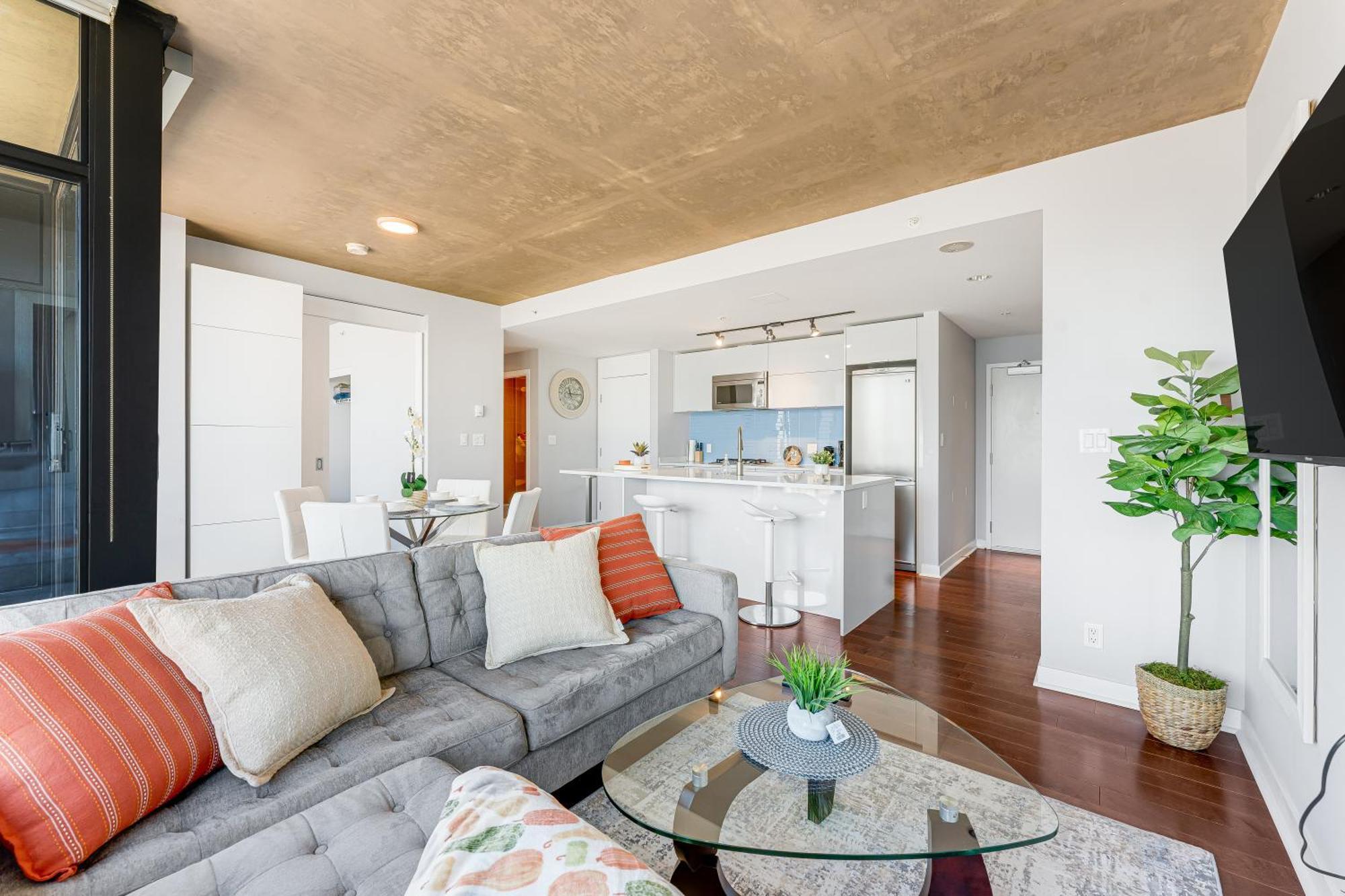 Apartment Stunning 2 Bdr With Million-dollar Ocean And Mountain Views Vancouver