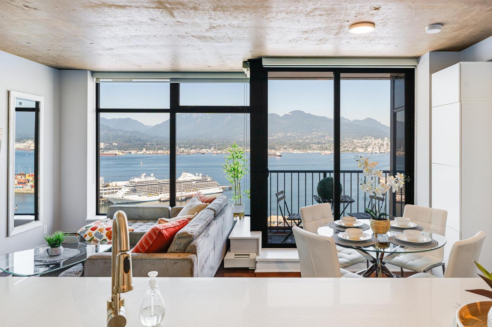 Stunning 2 Bdr With Million-dollar Ocean And Mountain Views Apartment Vancouver