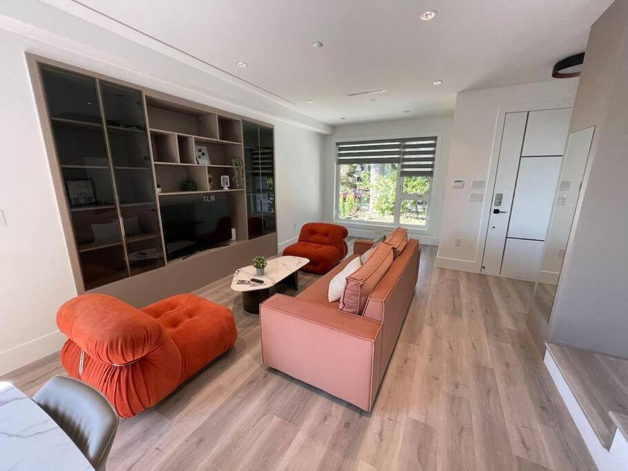 Charming And Modern Retreat In Trendy 42nd Avenue Neighbourhood Holiday home *