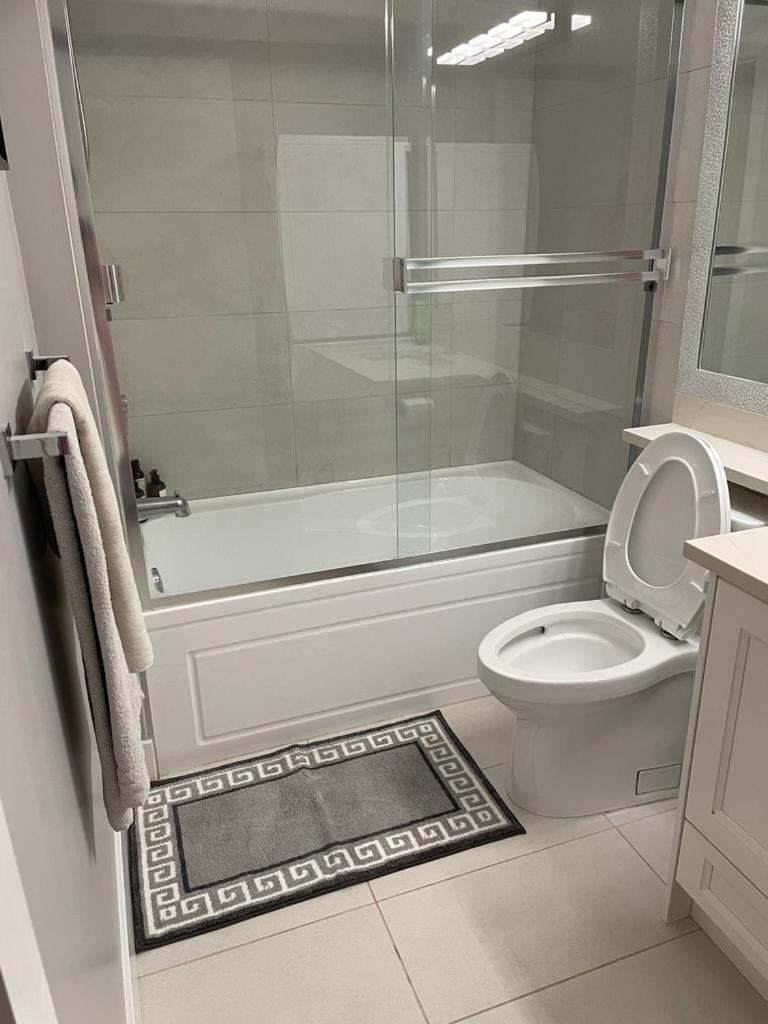 Modern West Coast Contemporary Guest house Vancouver