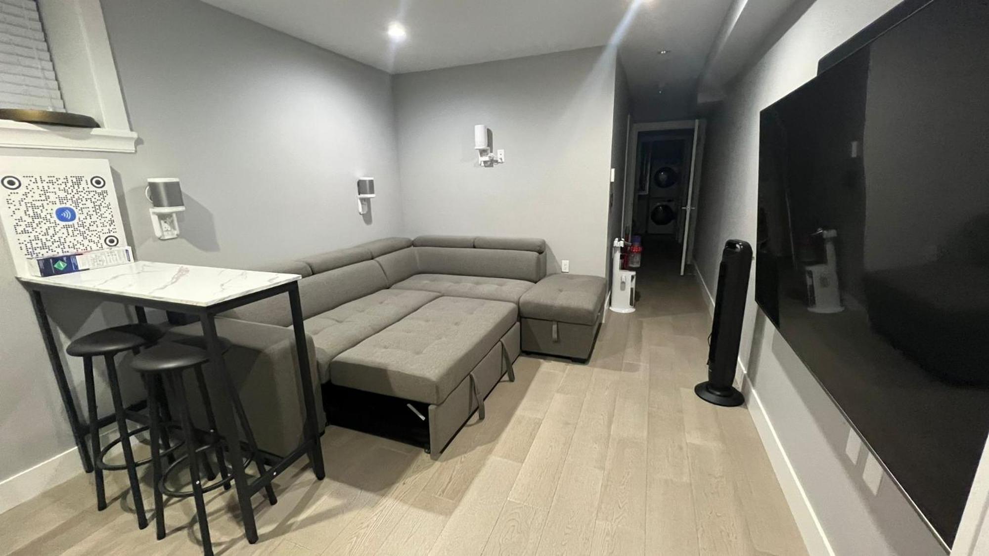 Modern West Coast Contemporary Guest house *