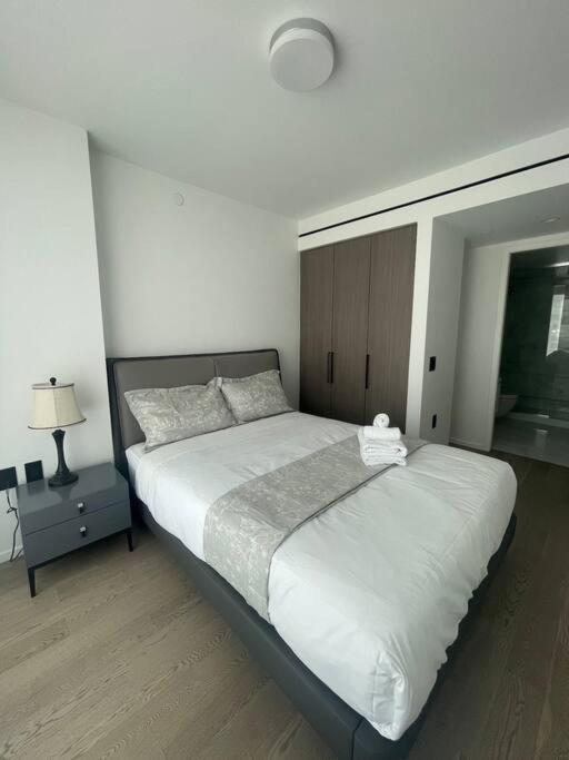 Modern High-rise Stunning City & Bay Views Apartment *
