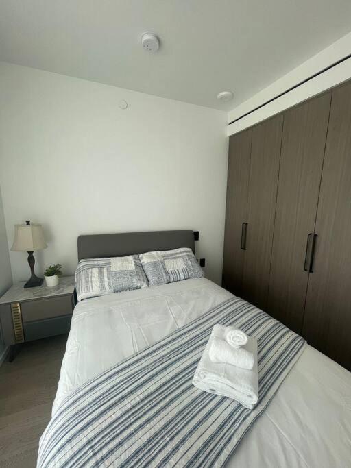 Apartment Modern High-rise Stunning City & Bay Views