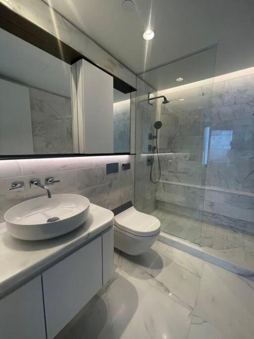 Apartment Modern High-rise Stunning City & Bay Views *