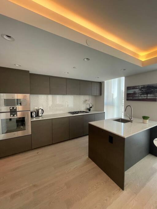 Modern High-rise Stunning City & Bay Views *