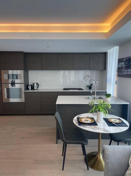 Modern High-rise Stunning City & Bay Views