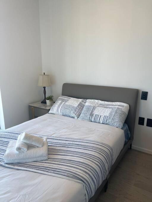 Apartment Modern High-rise Stunning City & Bay Views *