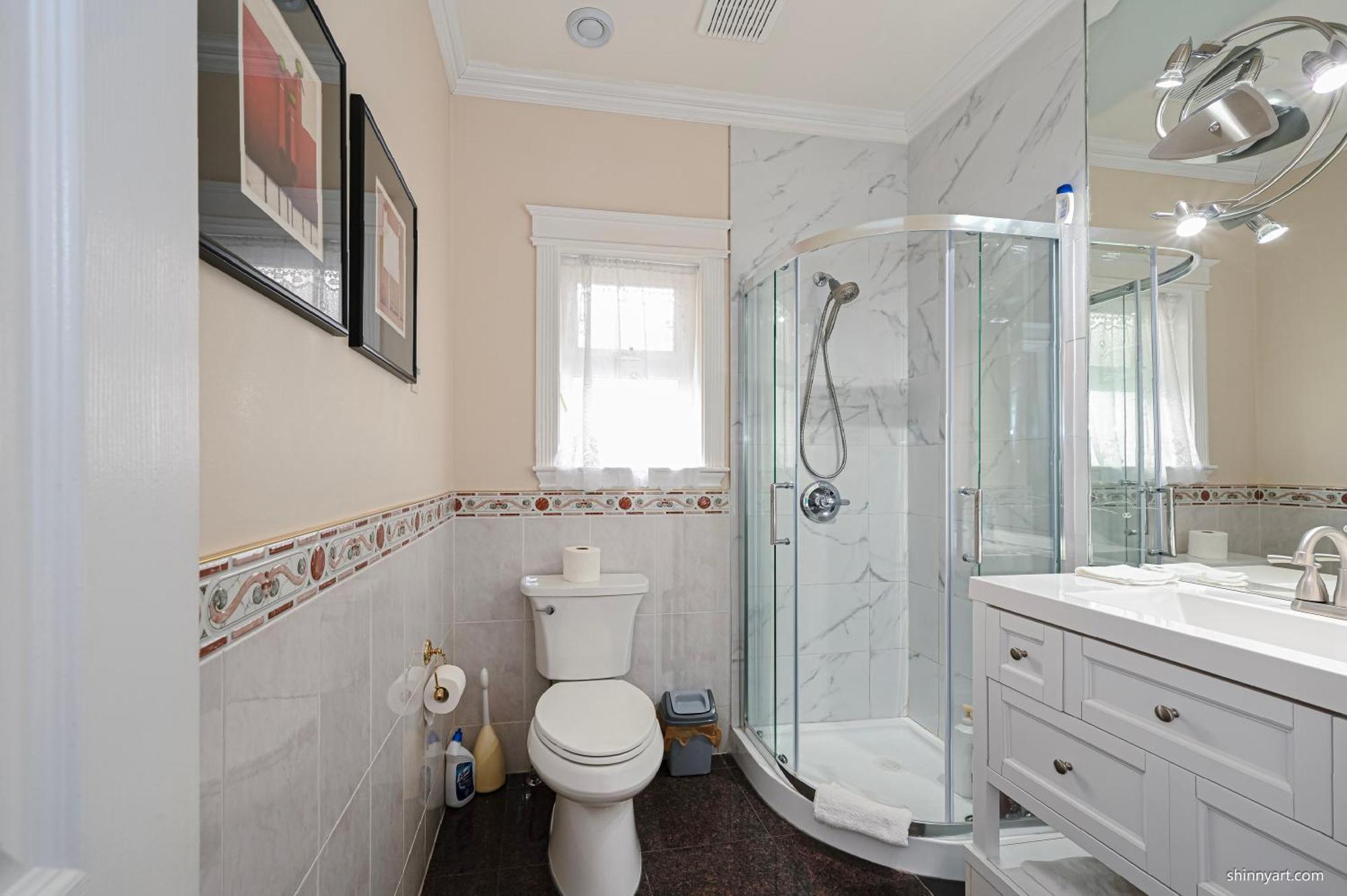 7 Bedrooms In The Heart Of * Vancouver