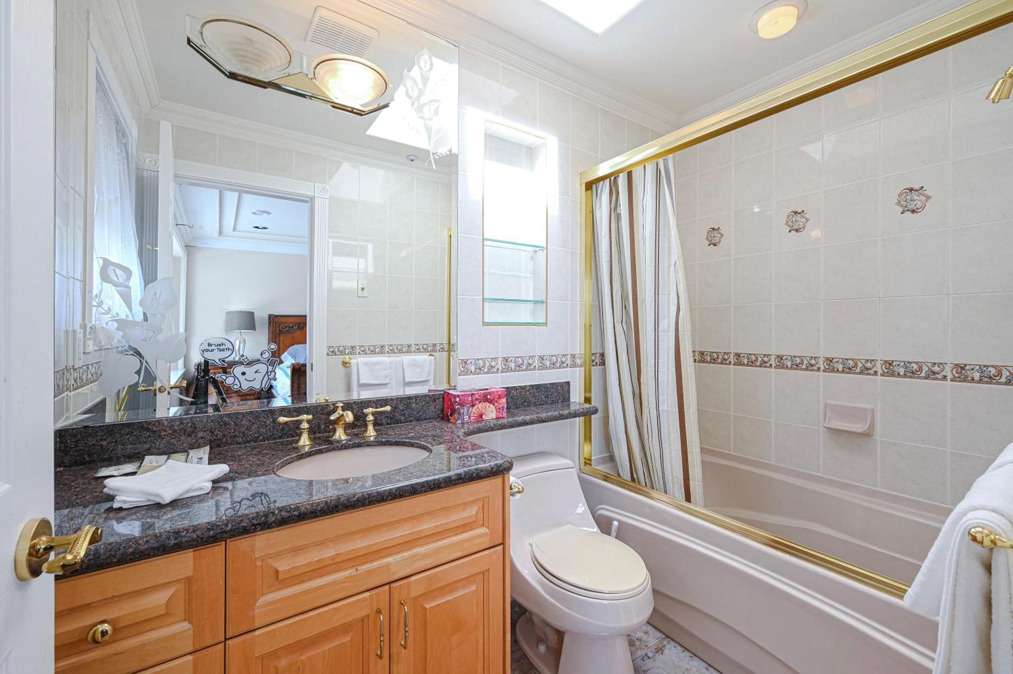 7 Bedrooms In The Heart Of Vancouver