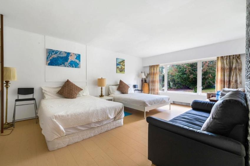 Spacious Bedroom House In With Modern Amenities *