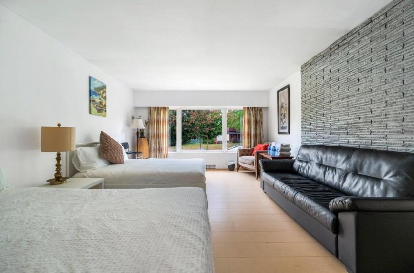 Spacious Bedroom House In With Modern Amenities