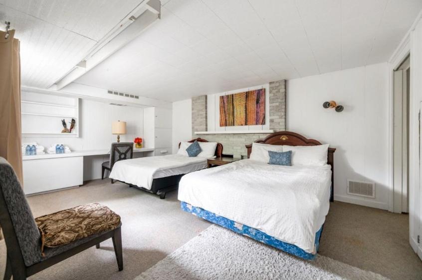 Spacious Bedroom House In With Modern Amenities *