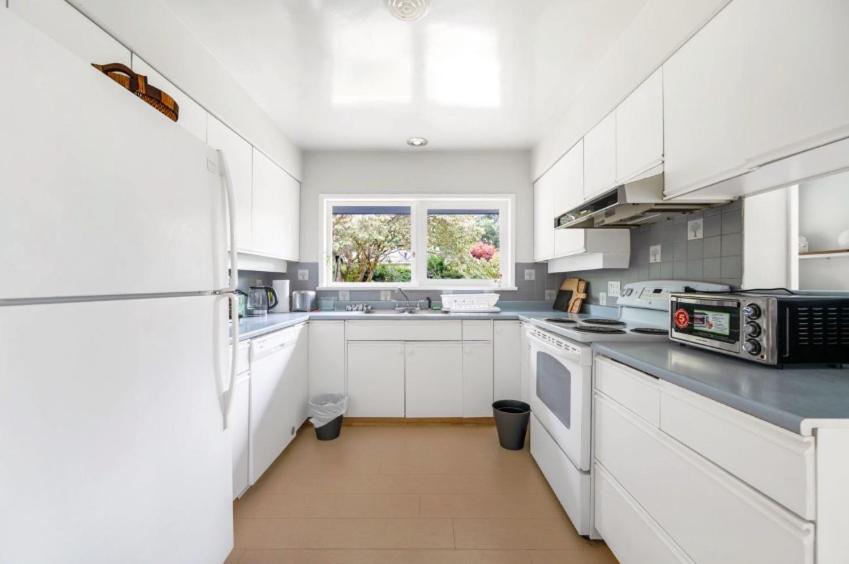 Spacious Bedroom House In With Modern Amenities Guest house