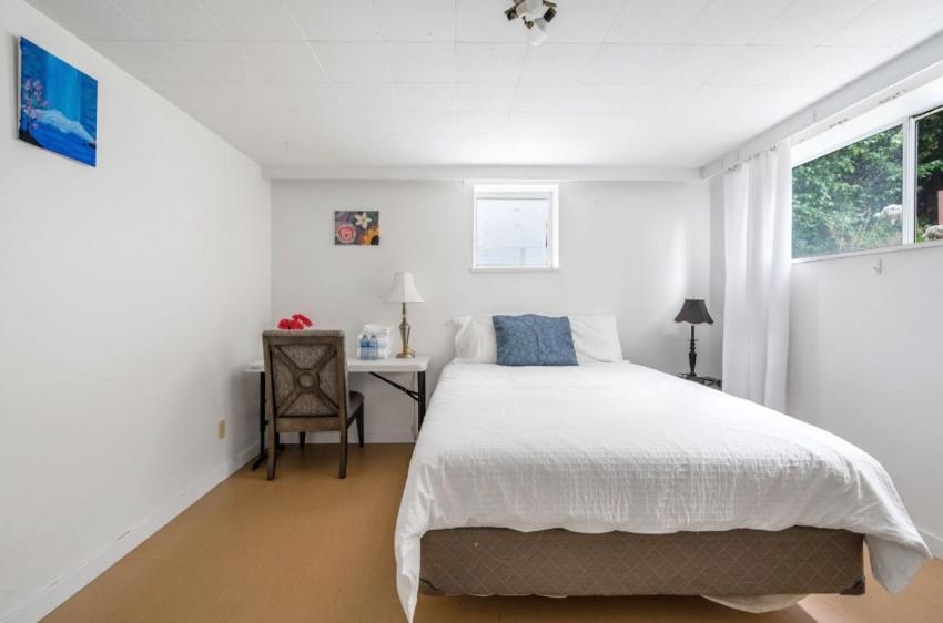 Spacious Bedroom House In With Modern Amenities *