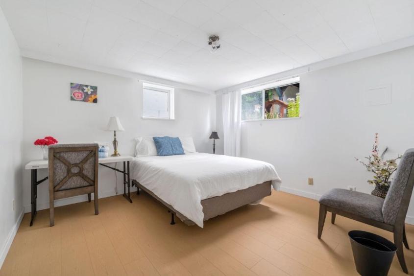 Guest house Spacious Bedroom House In With Modern Amenities *