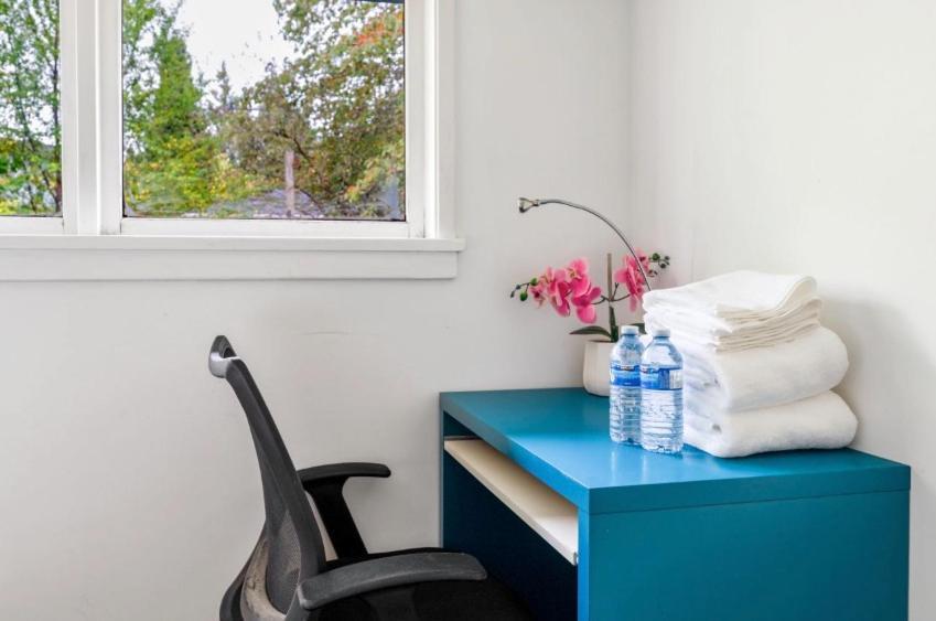 Spacious Bedroom House In With Modern Amenities
