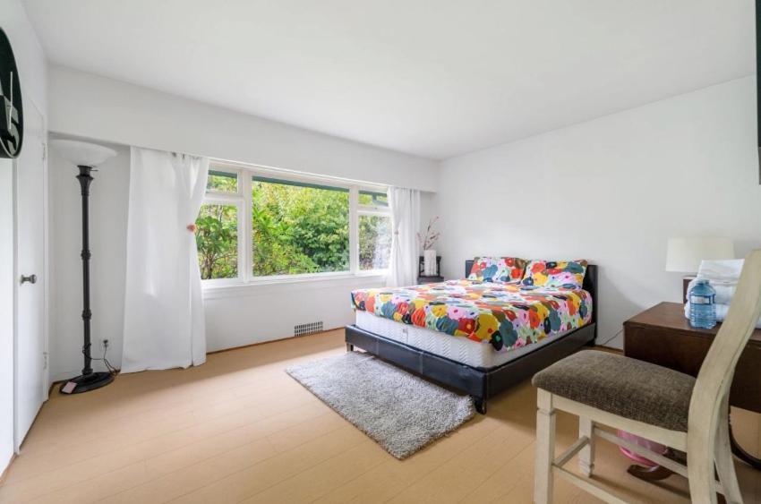 Guest house Spacious Bedroom House In With Modern Amenities *