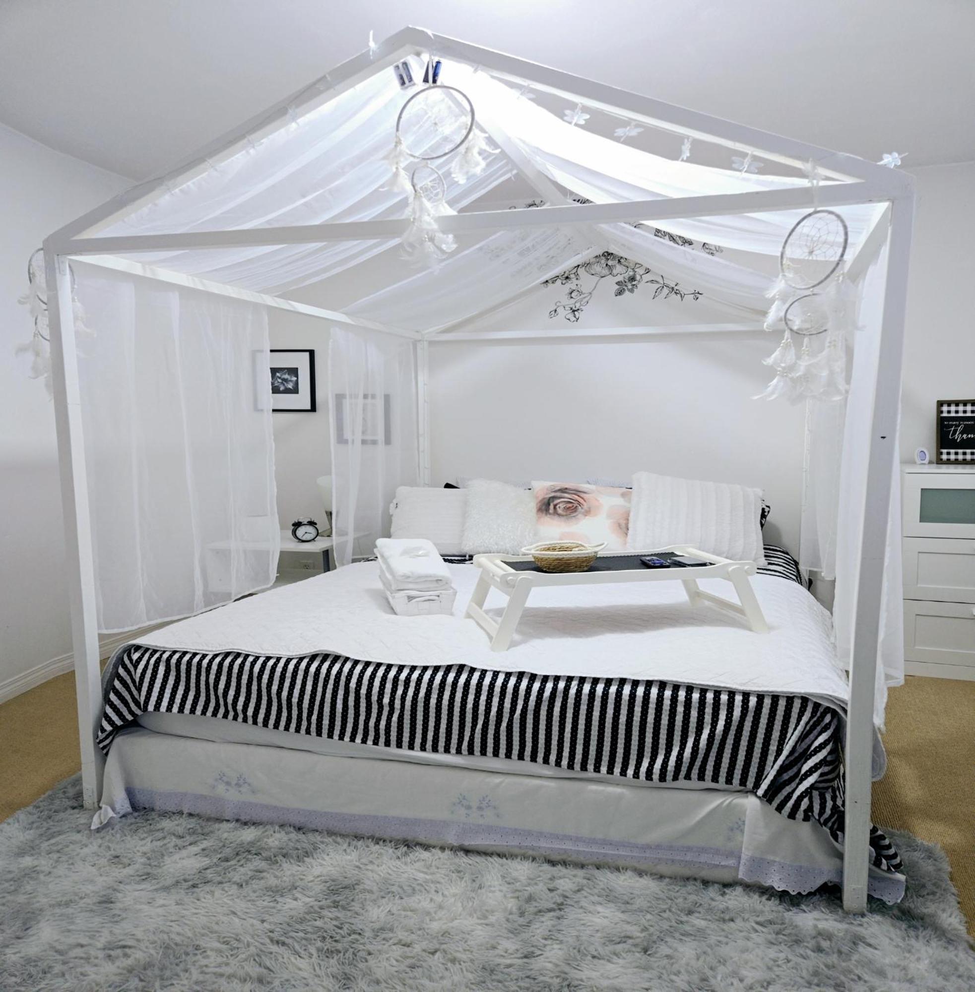 Homestay Lovely Cozy Room! With Attached Private Bath In The Heart Of Vancouver! Private Parking & Self Check-in!