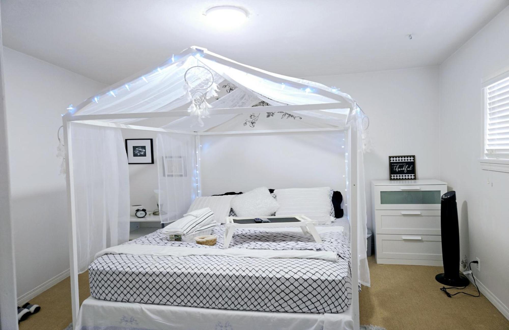 Homestay Charming With Attached Private Bath In The Heart Of Vancouver! Private Parking, Self Check-in & Just 4 Mins To Metrotown! Vancouver