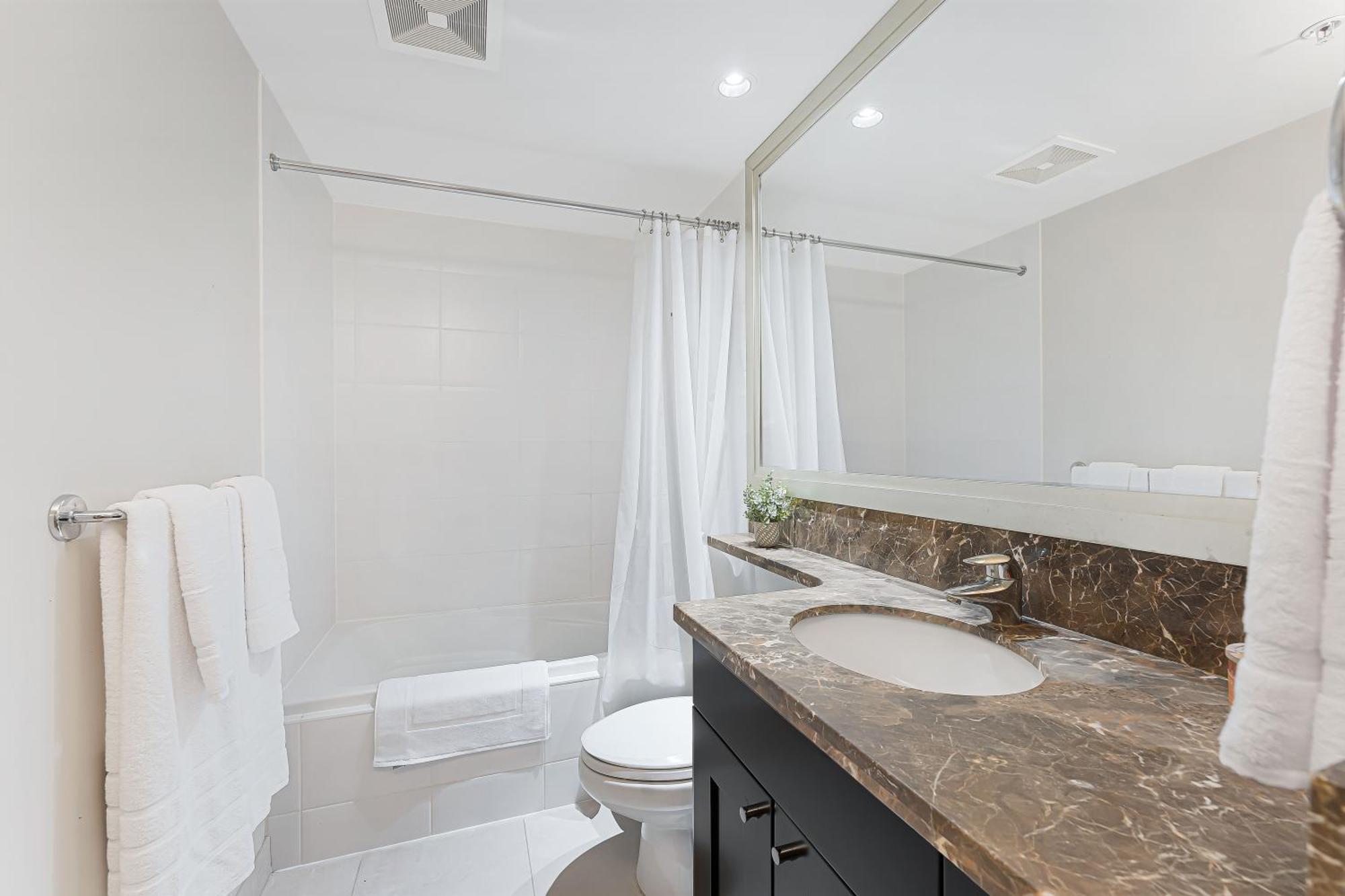 Bright And Spacious 2 Bedroom On Coal Harbors Waterfront