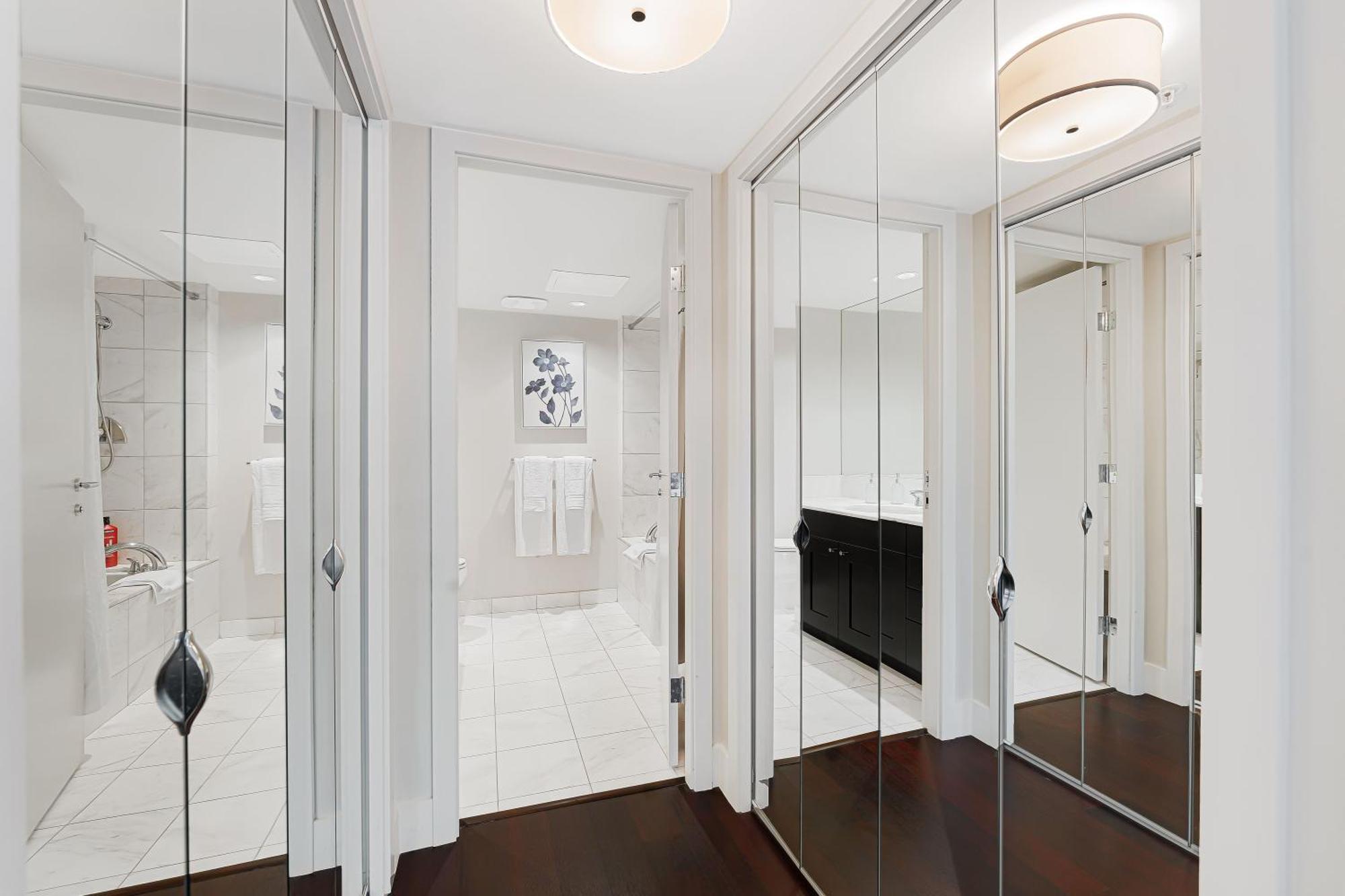 Bright And Spacious 2 Bedroom On Coal Harbors Waterfront * Vancouver