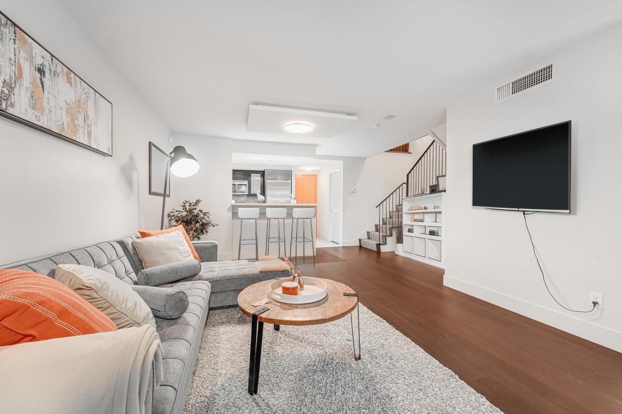 Bright And Spacious 2 Bedroom On Coal Harbors Waterfront *