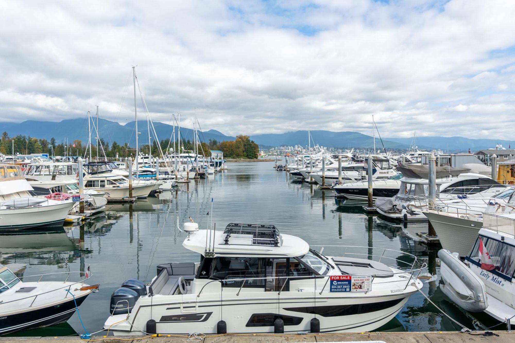 Bright And Spacious 2 Bedroom On Coal Harbors Waterfront *