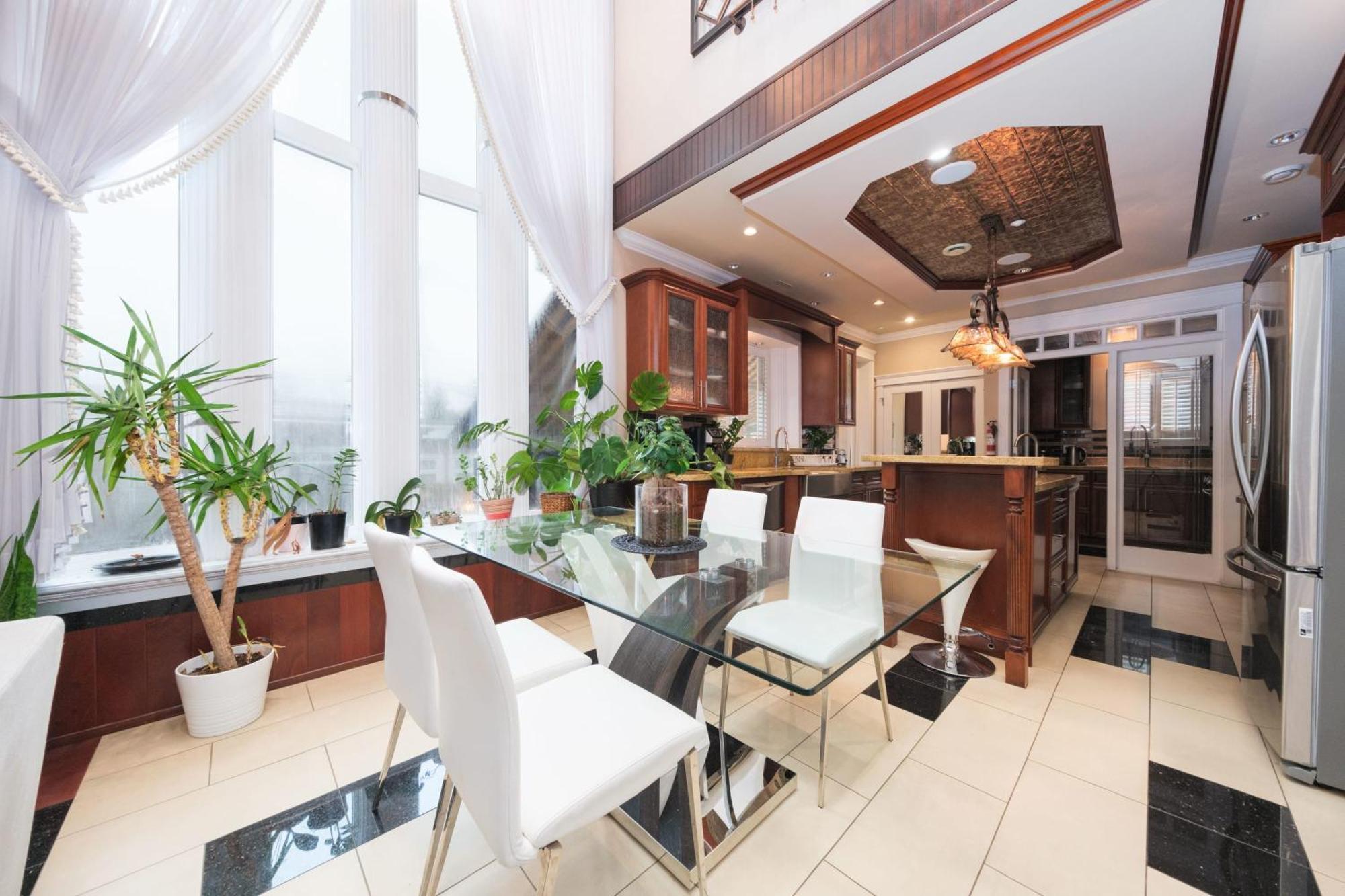 Deluxe Double With Private Washroom In Family * Vancouver
