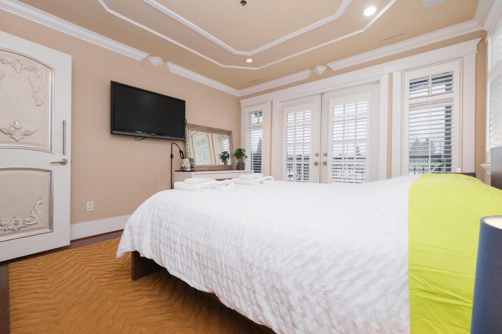 Holiday home Deluxe Double With Private Washroom In Family