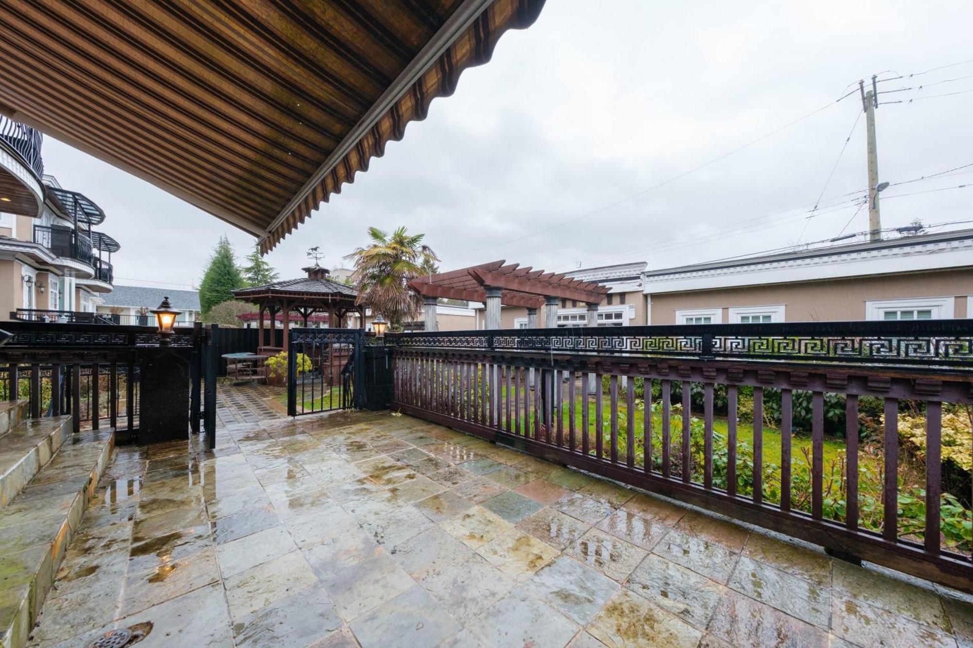 Deluxe Double With Private Washroom In Family Holiday home *