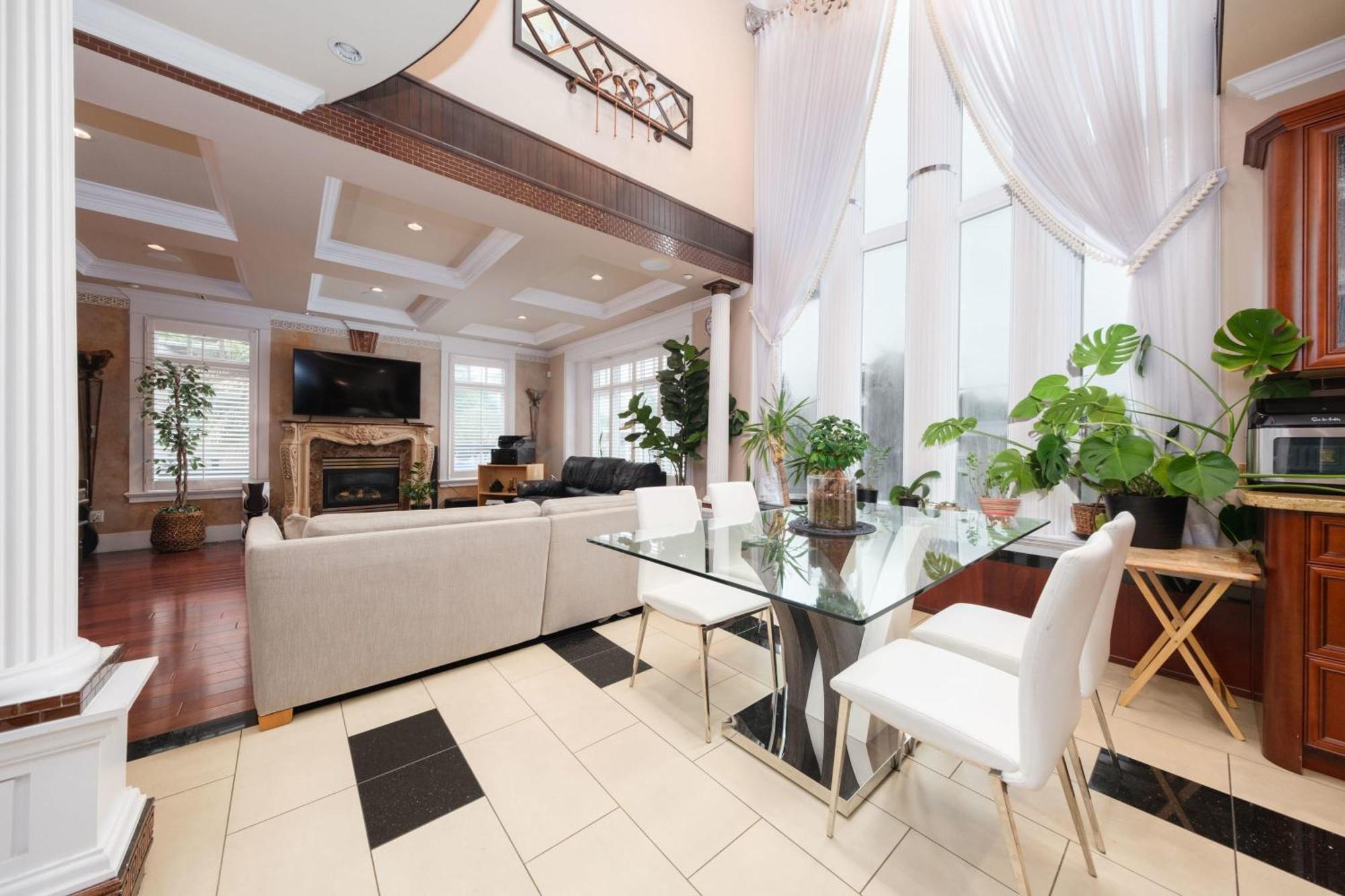 Deluxe Double With Private Washroom In Family * Vancouver