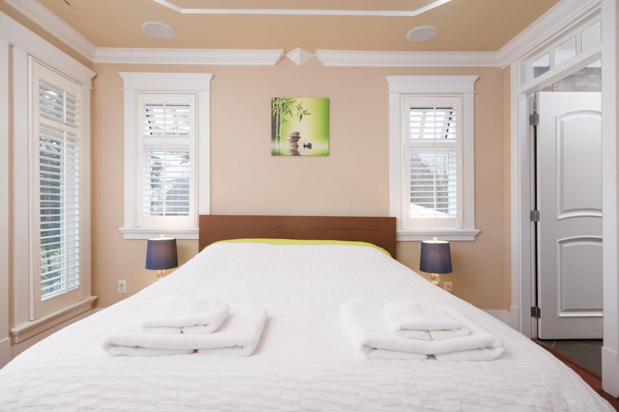 Deluxe Double With Private Washroom In Family * Vancouver