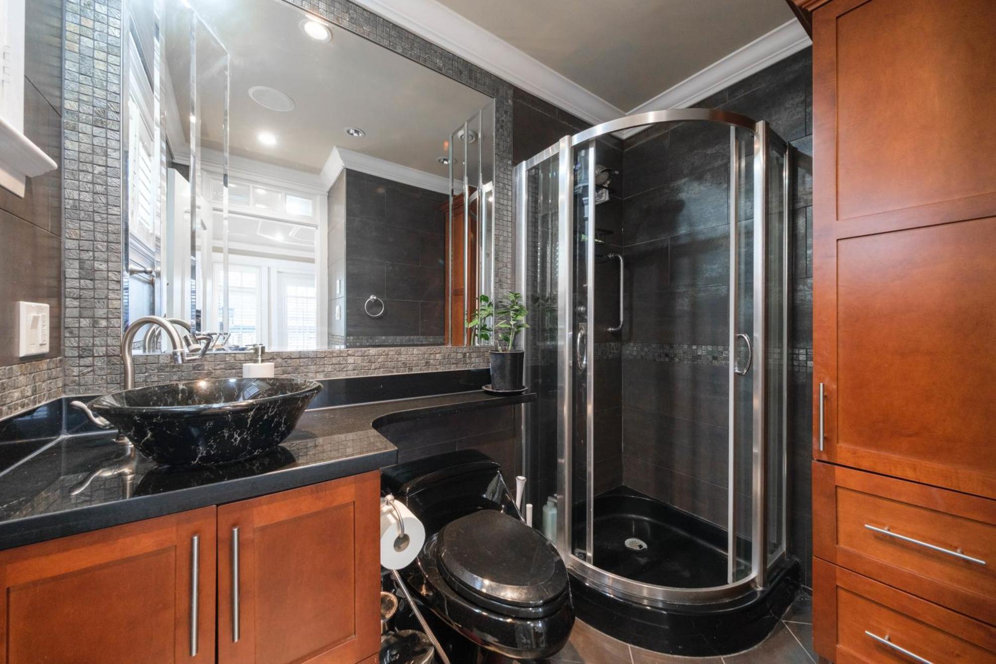 Holiday home Deluxe Double With Private Washroom In Family Vancouver
