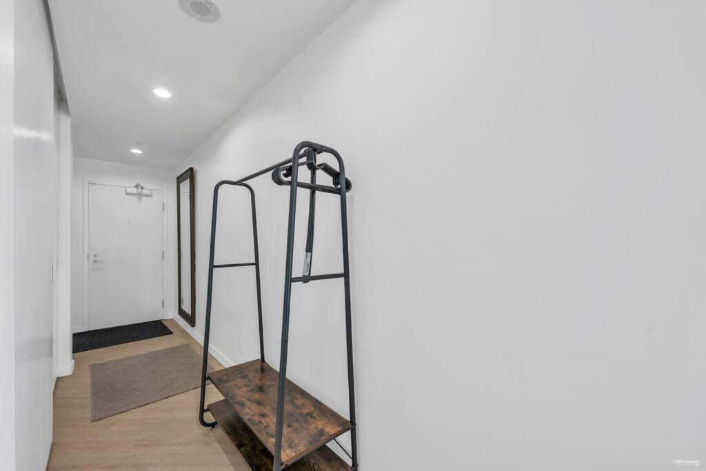 Skyview, 40th Floor! 2br In Downtown * Vancouver