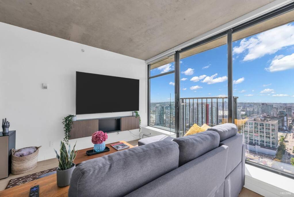 Skyview, 40th Floor! 2br In Downtown Apartment *