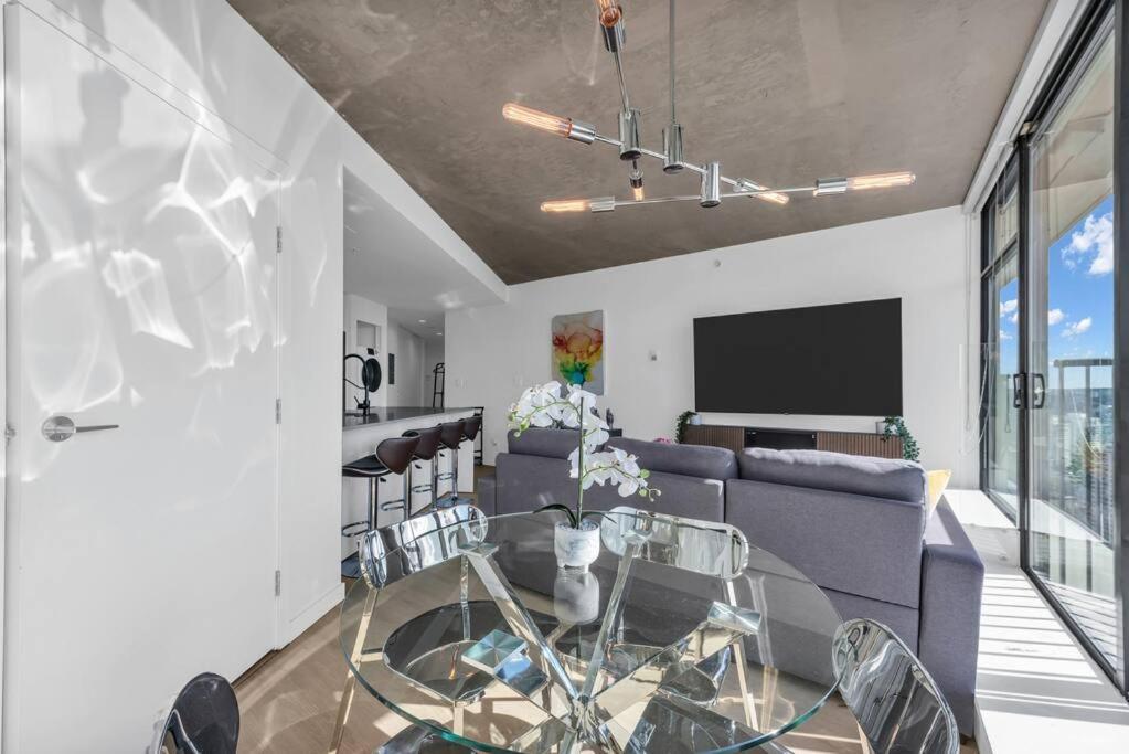 Skyview, 40th Floor! 2br In Downtown Apartment *