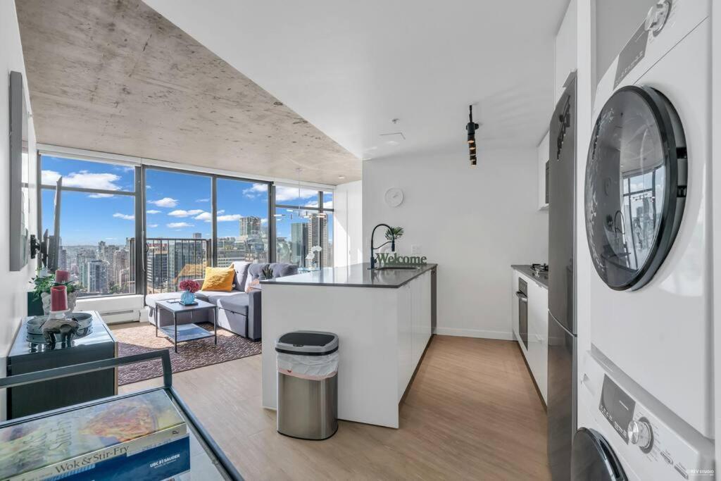 Skyview, 40th Floor! 2br In Downtown Apartment *