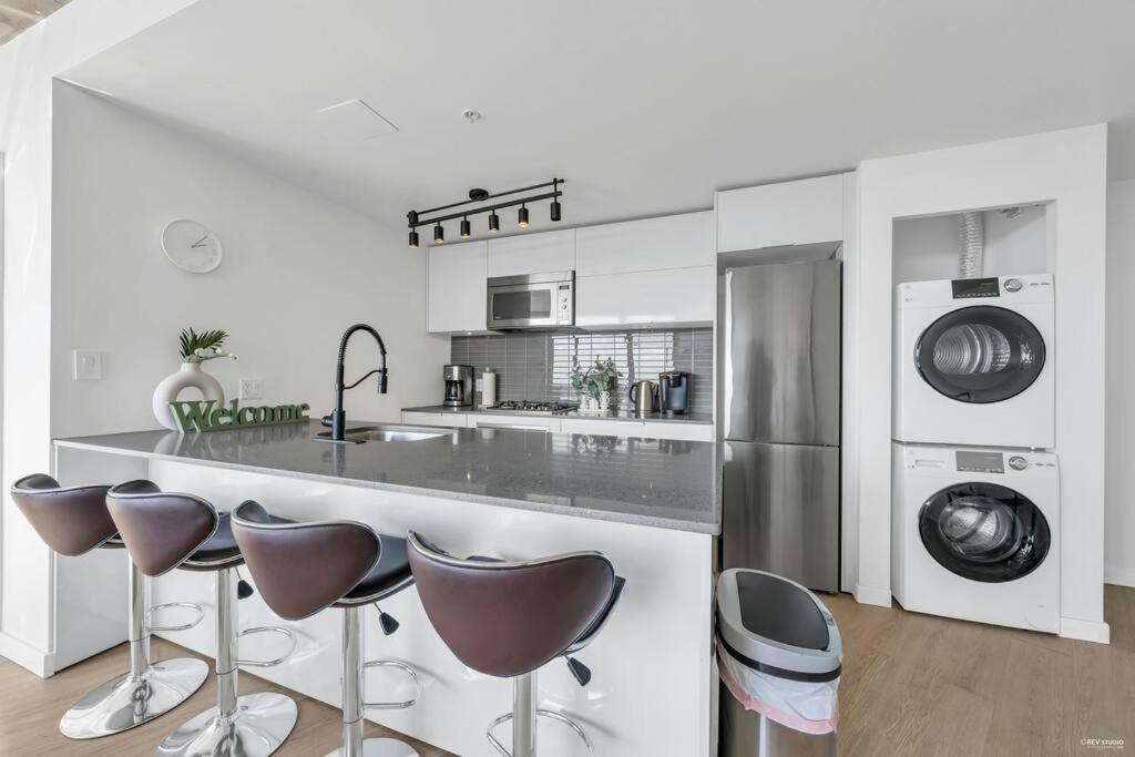 Skyview, 40th Floor! 2br In Downtown Apartment