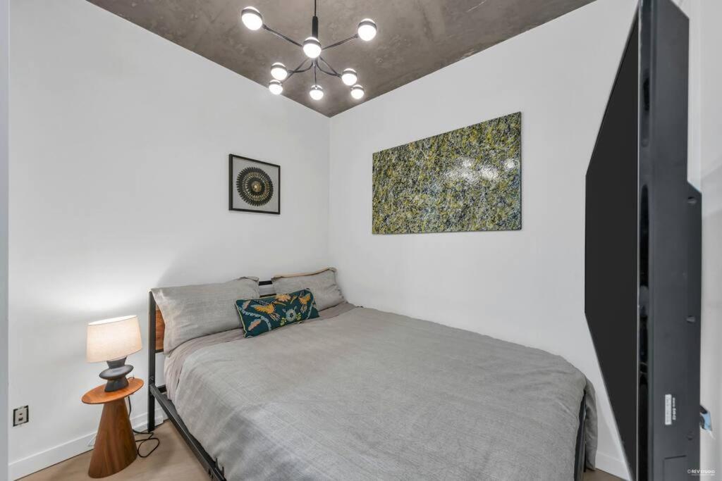 Skyview, 40th Floor! 2br In Downtown Apartment *