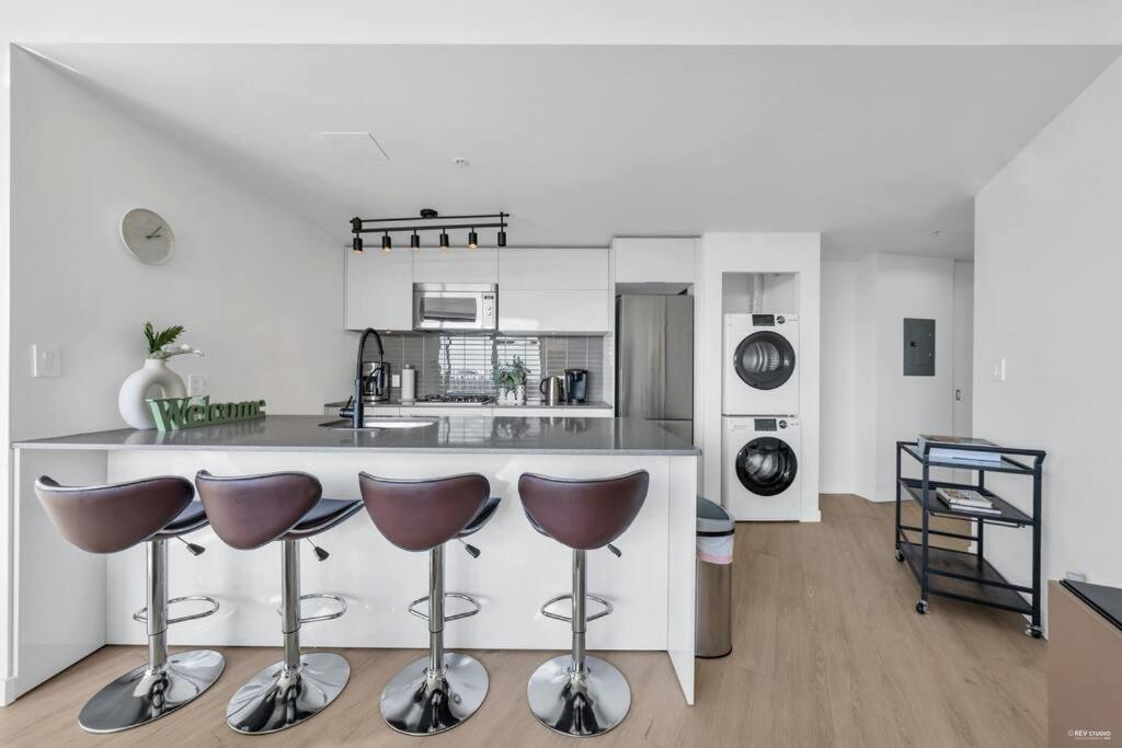 Skyview, 40th Floor! 2br In Downtown * Vancouver