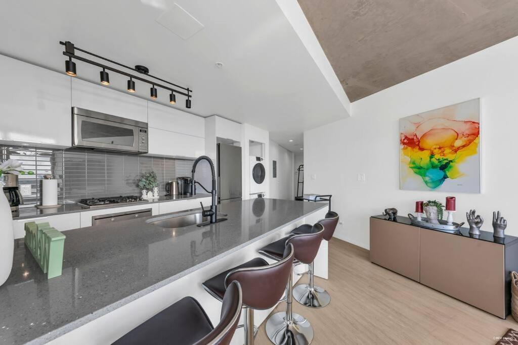 Skyview, 40th Floor! 2br In Downtown Apartment *