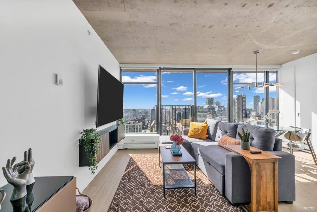 Skyview, 40th Floor! 2br In Downtown Apartment *